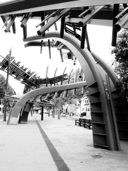 Pérgolas en Avenida Icaria. Enric Miralles y Carme Pinós